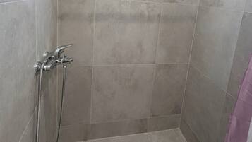 Douche, sèche-cheveux, serviettes fournies, savon