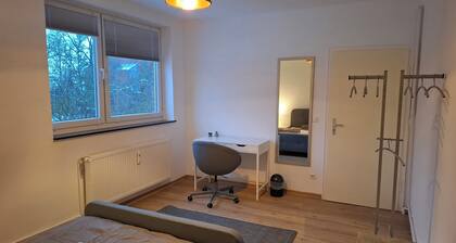 Zimmer "grey" in WG - zentral und ruhig - VW, Autostadt, VfL- Parkplatz und WLAN