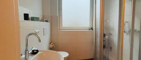 Dusche, Haartrockner, Handtücher, Seife