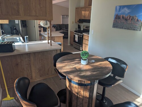 SUNDIAL RETREAT 3BR 2B House with EV Charging, Hot tub, Large Deck, and Firepit