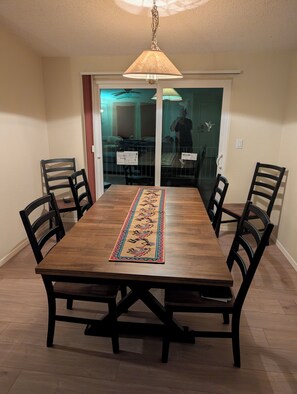 Dining - SUNDIAL RETREAT 3BR/2B House with EV Charging, Hot tub, Large Deck, and Firepit (Sedona)