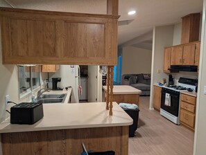 Private kitchen - SUNDIAL RETREAT 3BR/2B House with EV Charging, Hot tub, Large Deck, and Firepit (Sedona)