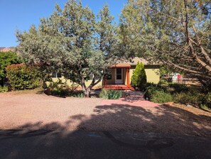 Exterior - SUNDIAL RETREAT 3BR/2B House with EV Charging, Hot tub, Large Deck, and Firepit (Sedona)