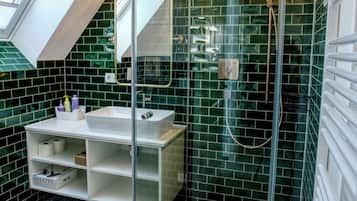 Dusche, Haartrockner, Handtücher, Seife