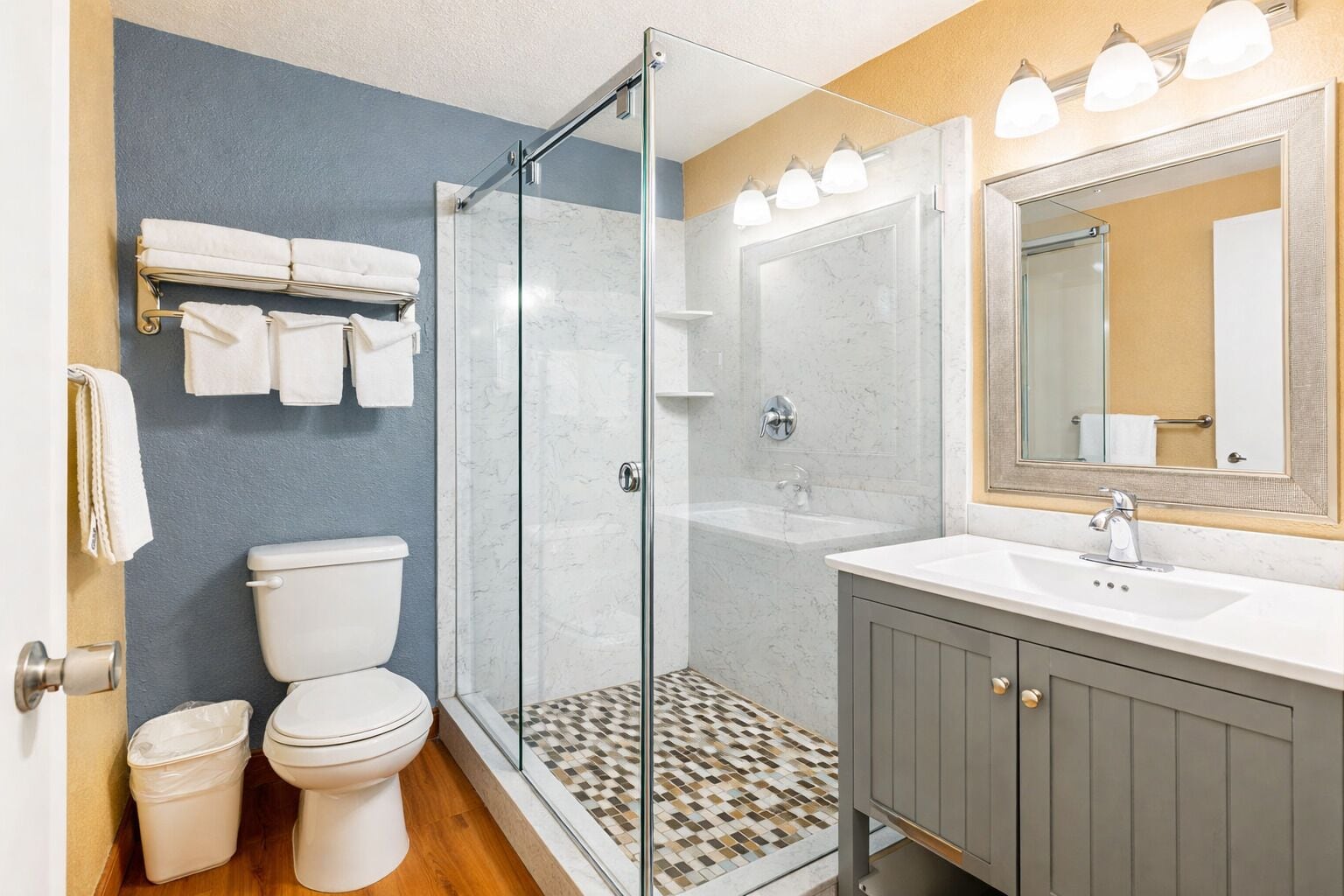 Quarto superior, 2 camas de casal, para não fumantes | Banheiro | Secador de cabelo, toalhas de banho