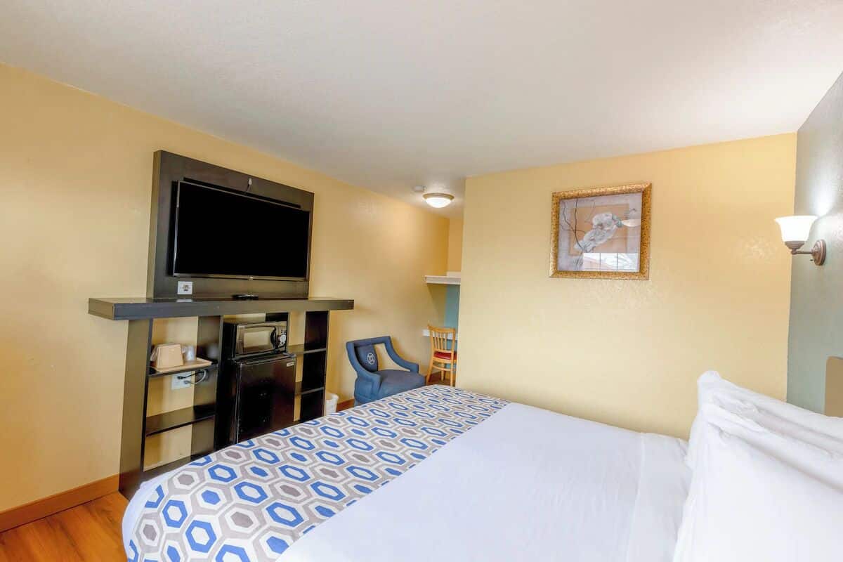 Quarto clássico, 1 cama Queen, para não fumantes | Escrivaninha, ferros/tábuas de passar roupa, Wi-Fi de cortesia