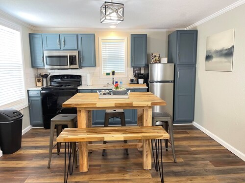 Peaceful 1BR Corporate Apt - Travelers, Contractors & Medical Pros Welcome