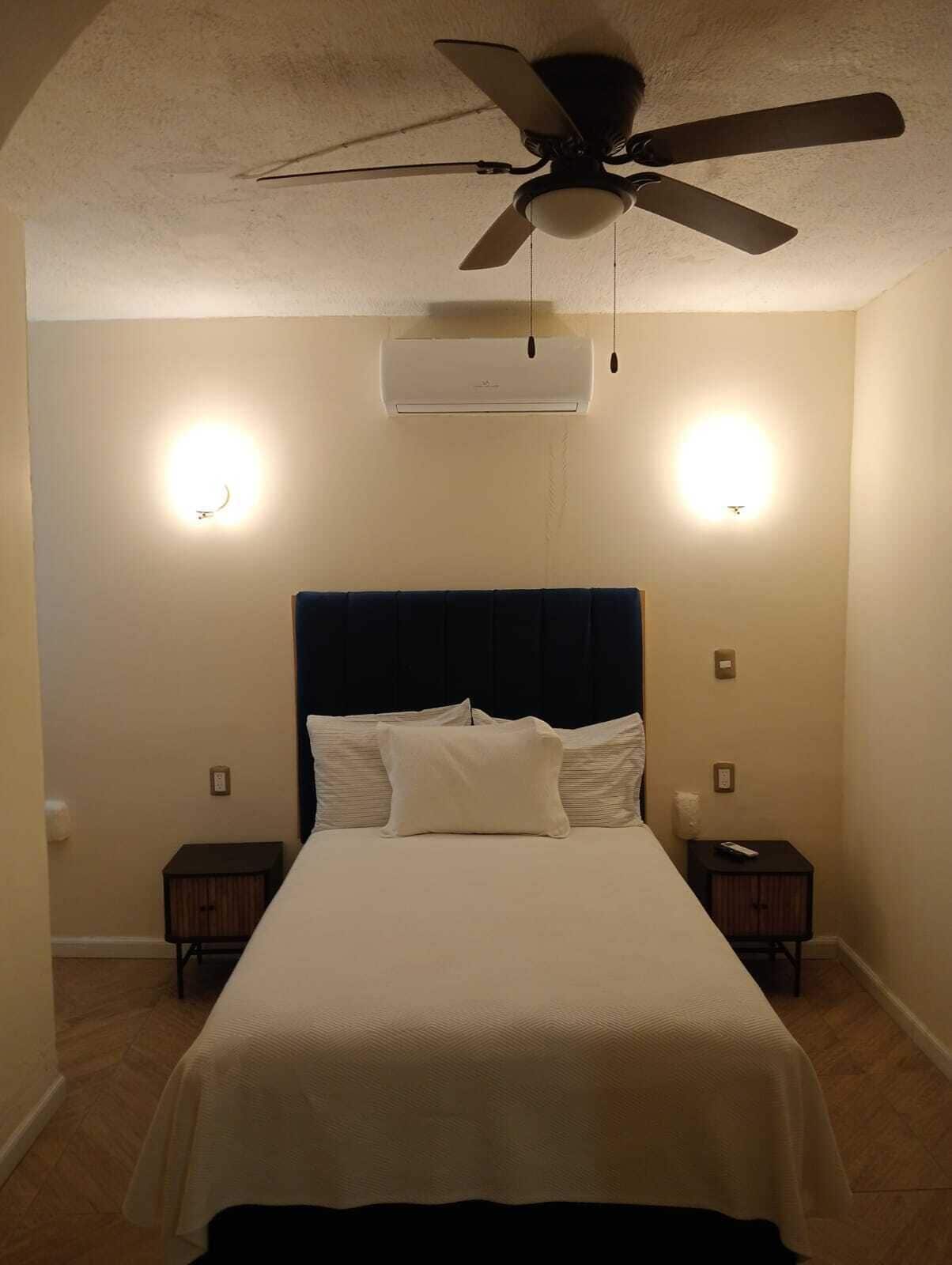 Habitación triple superior | Espacio para trabajar con laptop y wifi gratis 