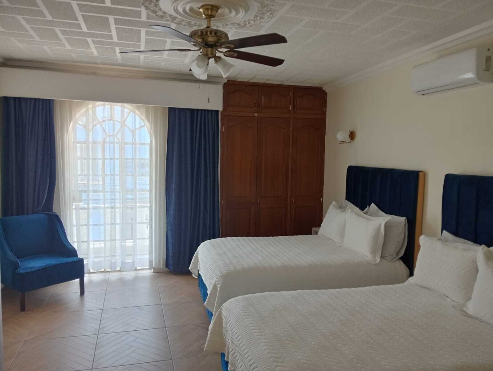 Neljän hengen superior-huone, parveke, kaupunkinäköala