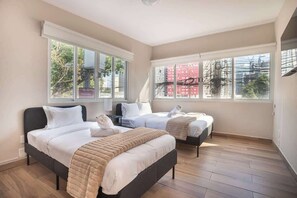 5 slaapkamers, een strijkplank/strijkijzer, wifi, beddengoed