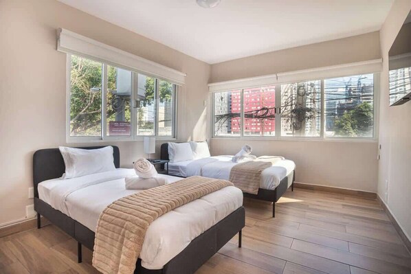 5 bedrooms, iron/ironing board, WiFi, bed sheets - Stylish Home with Arcade Game & Private Patio (Ciudad de México)