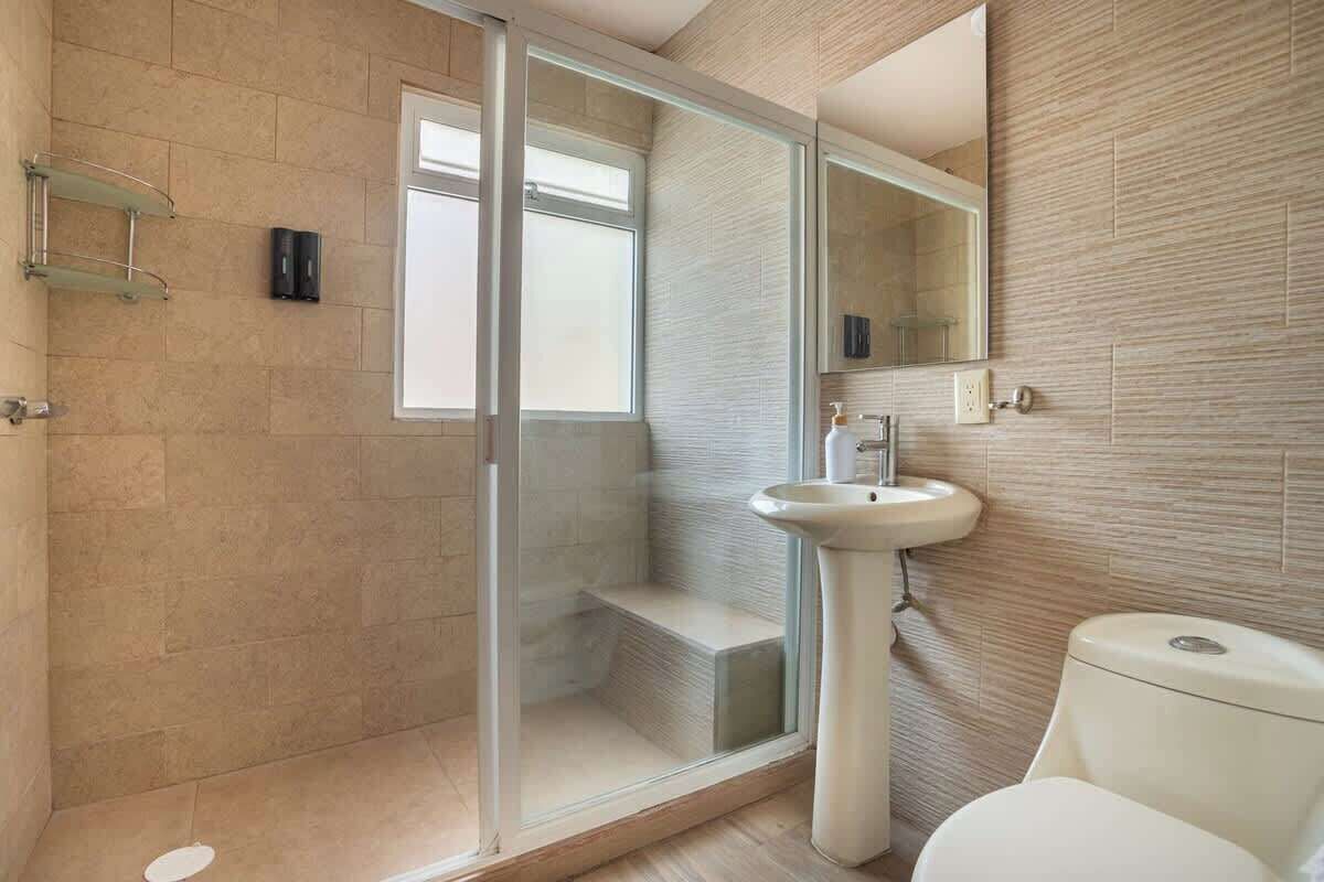 Douche, sèche-cheveux, shampoing