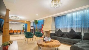 A modern living room with a sofa, two chairs, a coffee table, and a dining area in the background. - Prime Polanco Stay With Patio, Near Shops & Cafes (Ciudad de México)