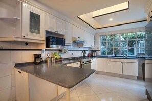 Fridge, microwave, oven, stovetop - Polanco Stay: Outdoor Space & Explore Nearby (Mexico City)
