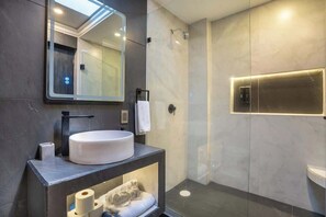 Shower, hair dryer, shampoo - Polanco Stay: Outdoor Space & Explore Nearby (Mexico City)