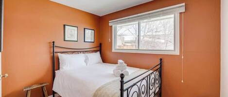 3 bedrooms, iron/ironing board, WiFi, bed sheets