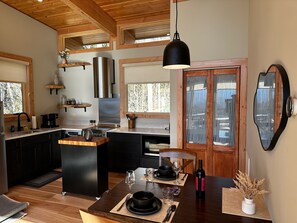 Microondas, horno, placa de cocina y lavavajillas