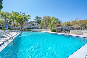A swimming pool with clear blue water, surrounded by a fence, and adjacent to a building with a balcony. - 2BR Family Retreat - River Views, Pool & Tennis, Sleeps 6 (St. Augustine)