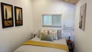 3 slaapkamers, een strijkplank/strijkijzer, gratis wifi, beddengoed