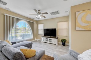 Living area - Comfortable 3BR/2,5BA Home Near Downtown Summerlin (Las Vegas)