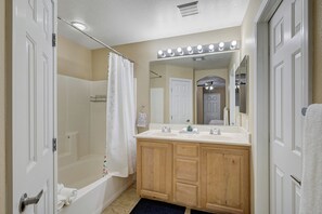 Bathroom - Comfortable 3BR/2,5BA Home Near Downtown Summerlin (Las Vegas)