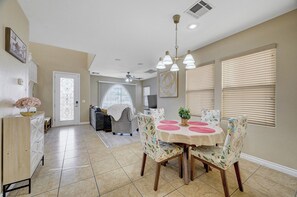 Dining - Comfortable 3BR/2,5BA Home Near Downtown Summerlin (Las Vegas)