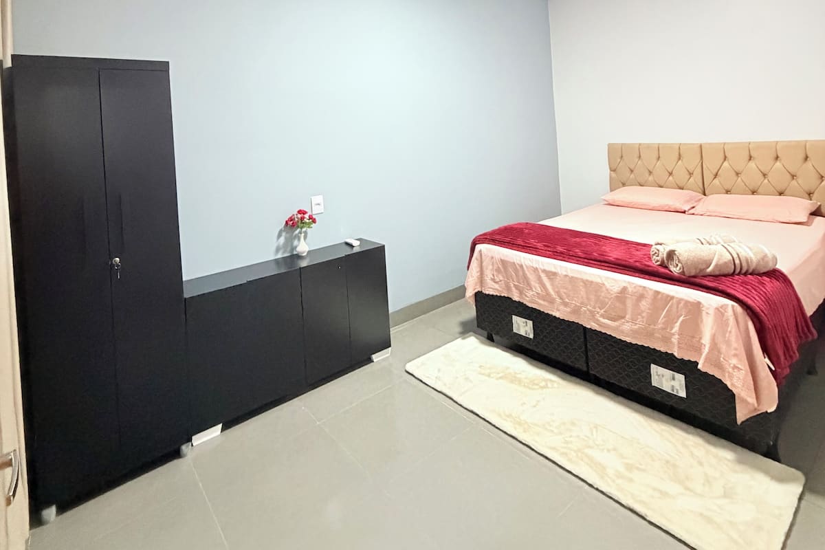 Căn hộ tiện nghi đơn giản | Màn/rèm cản sáng, bàn ủi/dụng cụ ủi quần áo