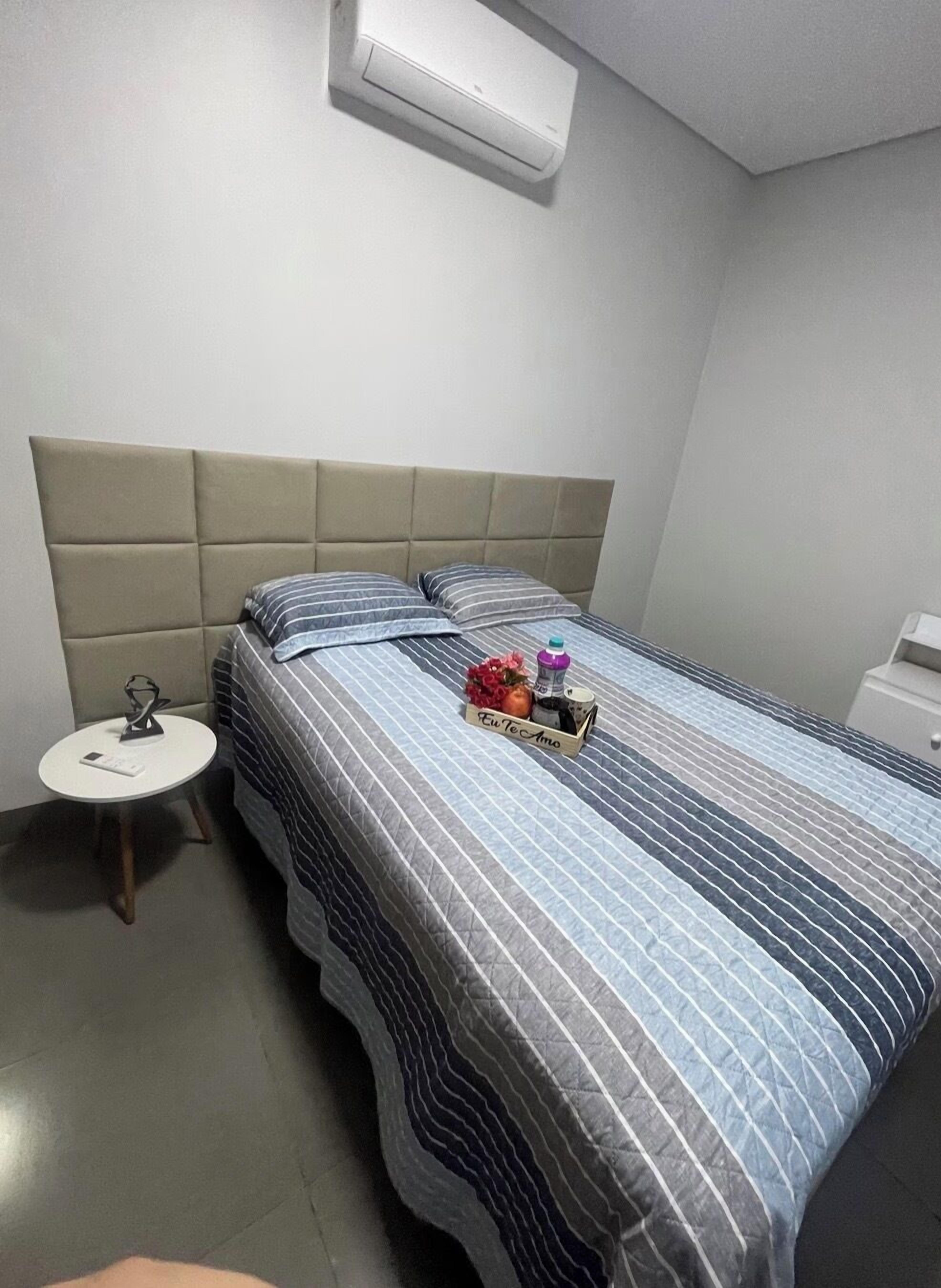 Cortinas blackout y tabla de planchar con plancha 