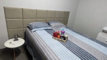 Cortinas blackout y tabla de planchar con plancha