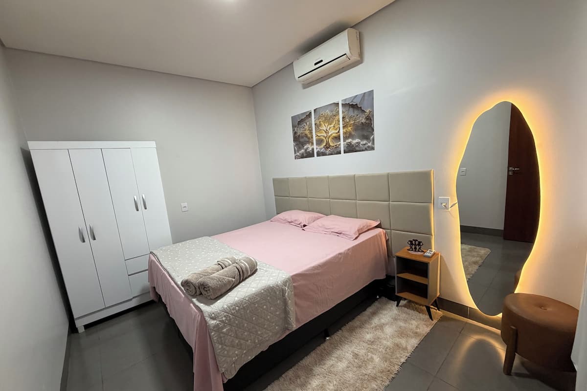 Căn hộ tiện nghi đơn giản | Màn/rèm cản sáng, bàn ủi/dụng cụ ủi quần áo