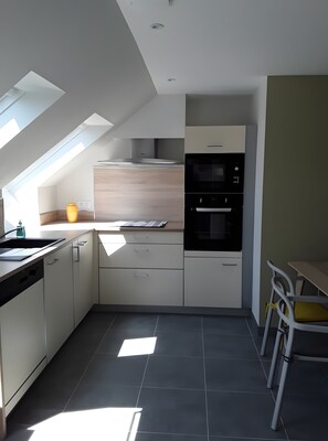 Fridge, microwave, oven, stovetop - Location 300 m from the Beach (Roscoff)