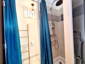 Dusche, Haartrockner, Handtücher