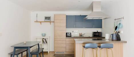 Coffee/tea maker, fridge, microwave, oven