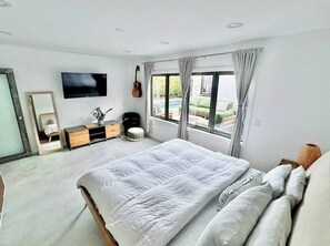 Iron/ironing board, Internet, bed sheets - Welcoming 1-bedroom house with AC / pool / table tennis in vibrant Los Angeles (Los Angeles)