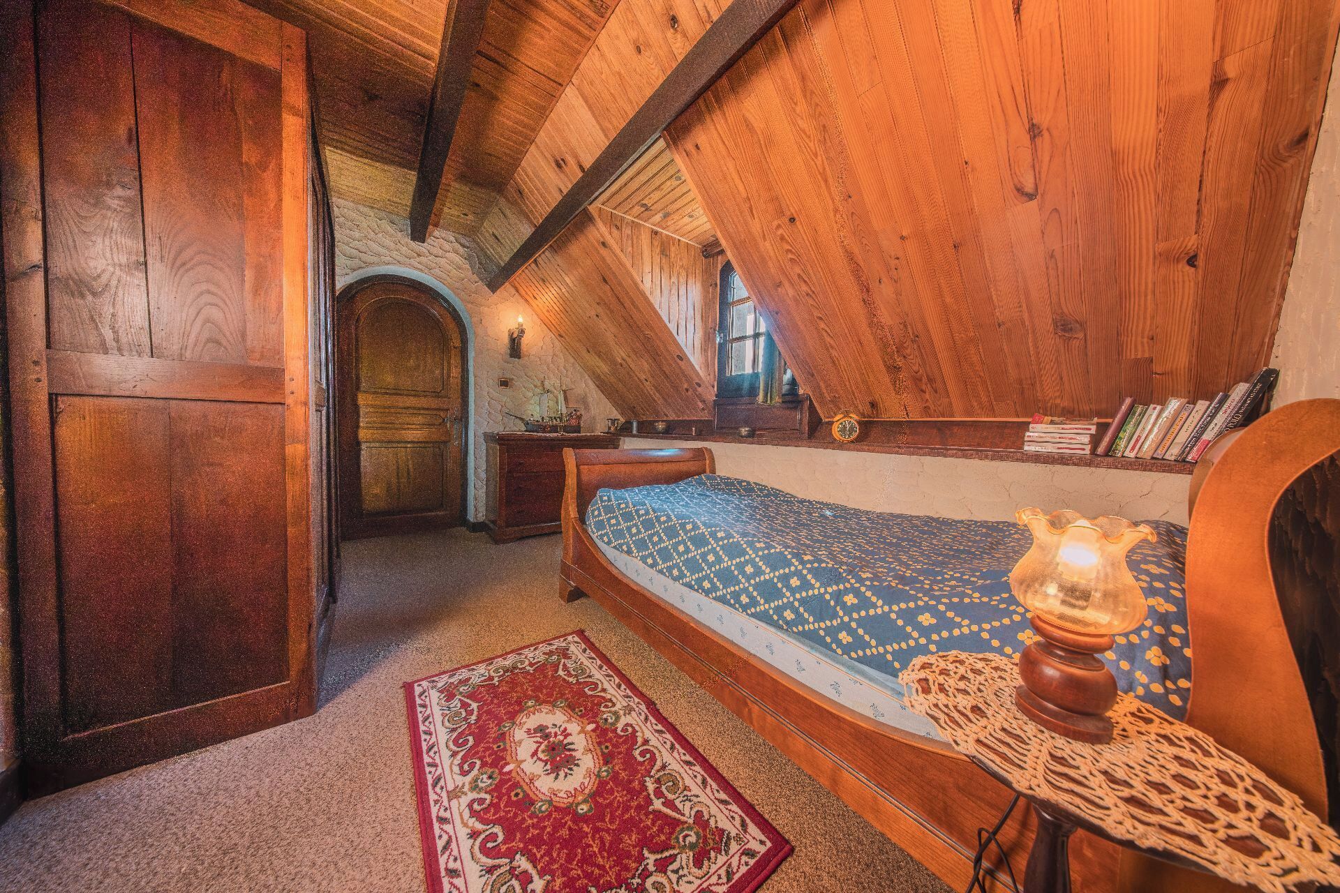 5 bedrooms, iron/ironing board, WiFi, bed sheets
