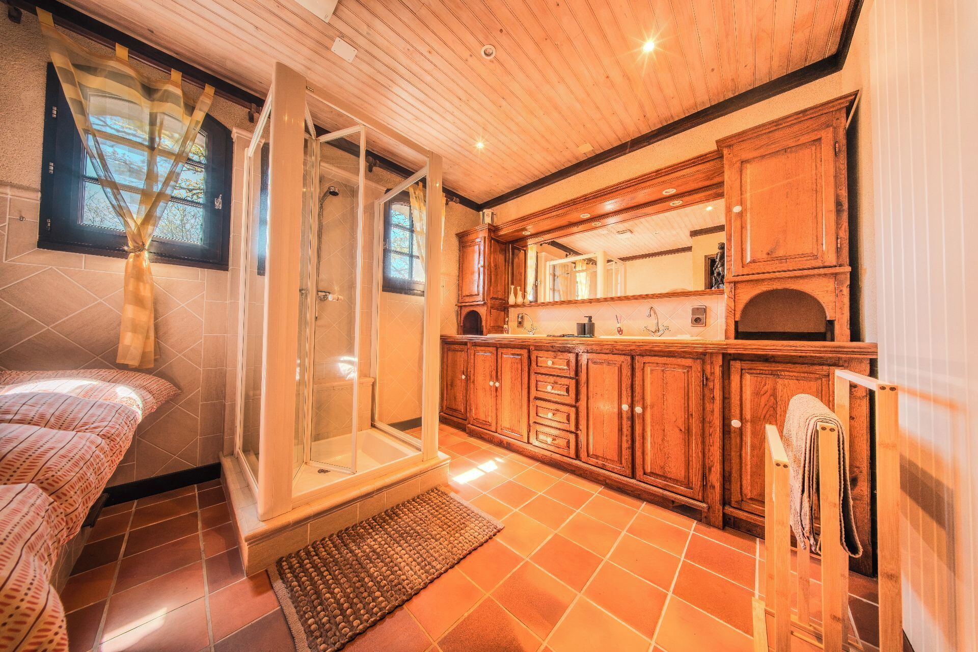 5 bedrooms, iron/ironing board, WiFi, bed sheets