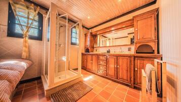 5 bedrooms, iron/ironing board, WiFi, bed sheets