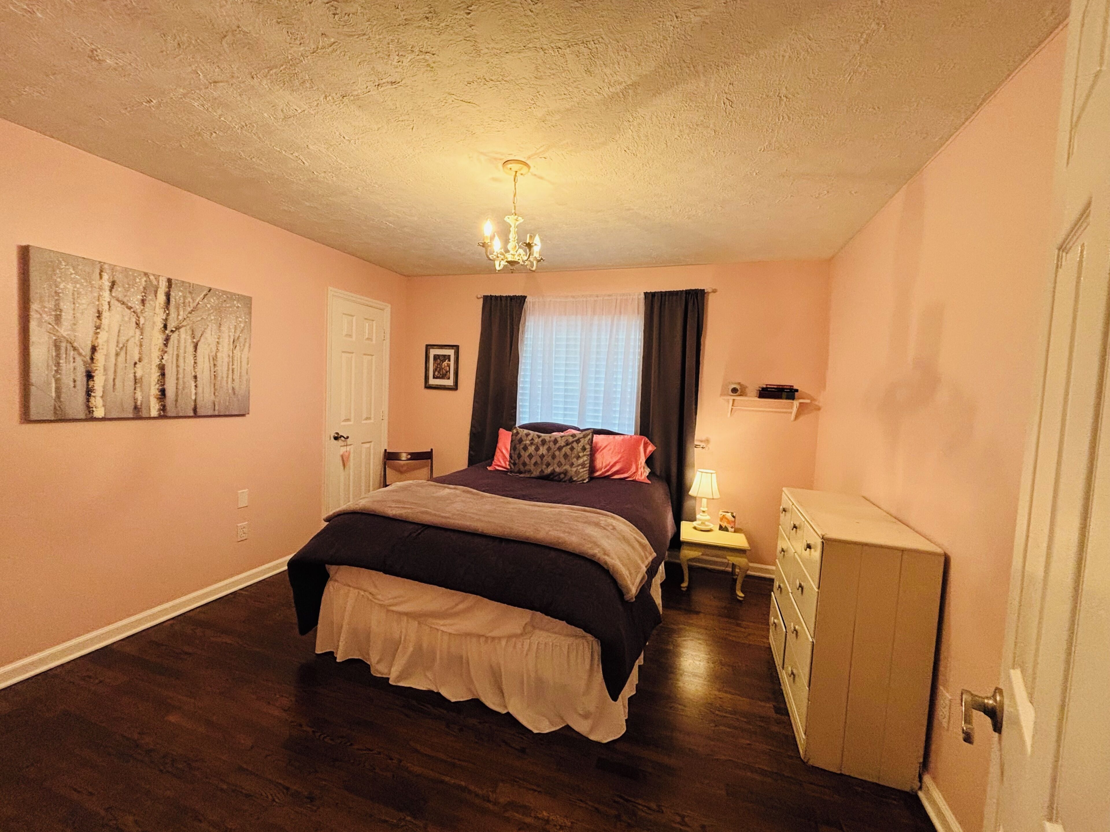 Iron/ironing board, bed sheets