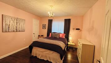 Iron/ironing board, bed sheets