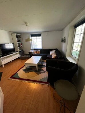 TV, fireplace - Stillamålen, the cozy Swedish house in the middle of the forest. Dog friendly (Påryd)