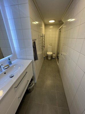 Douche, sèche-cheveux, savon, papier toilette