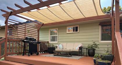 Terrific pet friendly house & fenced yard with AC in vibrant Seattle - sleeps 6.