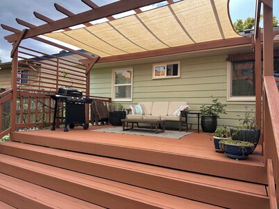 Terrific pet friendly house & fenced yard with AC in vibrant Seattle - sleeps 6.