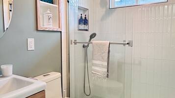 Een douche, een haardroger, handdoeken, zeep