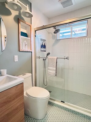 Een douche, een haardroger, handdoeken, zeep