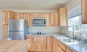 Fridge, microwave, stovetop, toaster - Yosemite Retreat Near Bass Lake & Town w/ King Bed (Oakhurst)