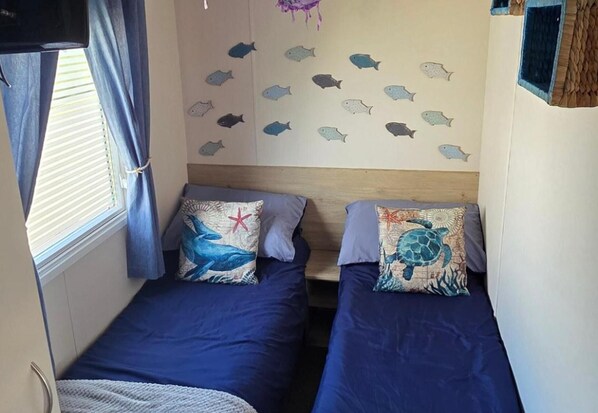 3 bedrooms, iron/ironing board, free WiFi, bed sheets - D&T Caravan Hire Southview Holiday Park Skegness (Skegness)