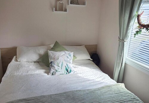 Cabin Sleeps 8 With Parking and Patio