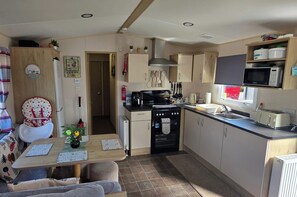 Fridge, microwave, oven, stovetop - D&T Caravan Hire Southview Holiday Park Skegness (Skegness)