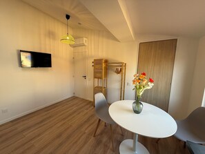 Dining - Viel Antibes - studio rénové & plein de charme (Antibes)